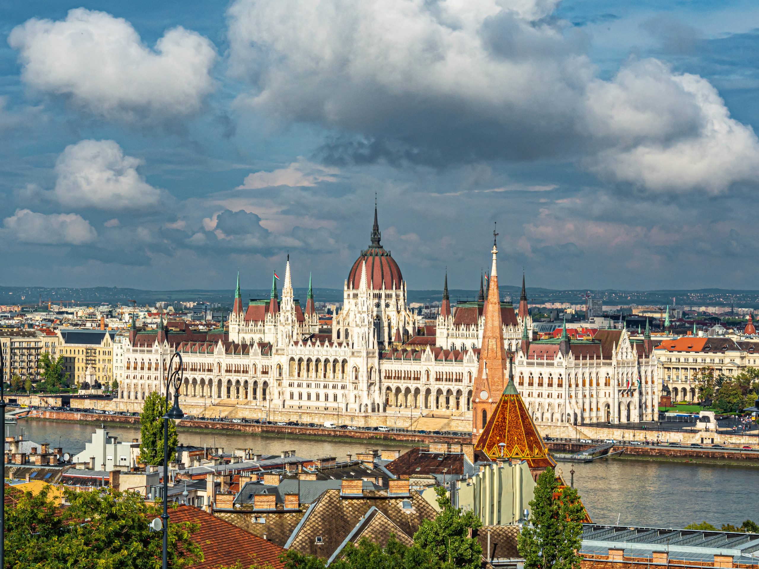 Aerial shot of Hungarian Parliament Building in Budapest, Hungary under a cloudy sky Ungaria – 7 nopți, 8 zile